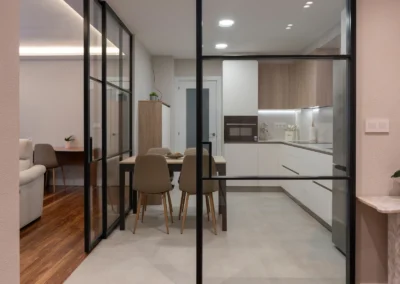 Reforma integral con cocina abierta y baños de diseño en Bilbao